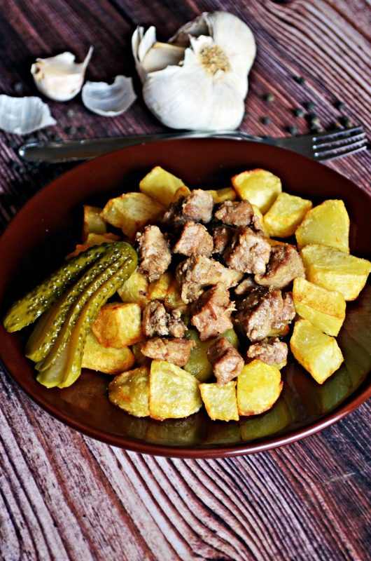 brassói aprópecsenye tányérban uborkával