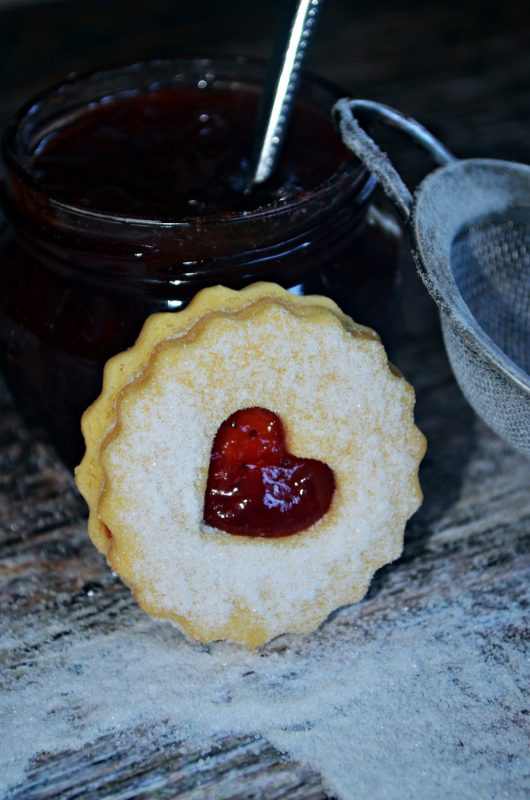 egy darab lekváros linzer közelről