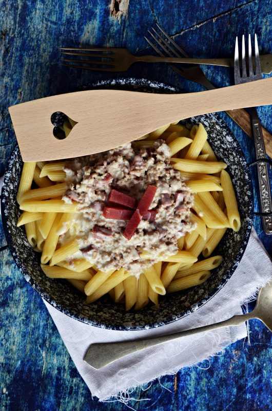 Sajtszószos penne tányérban
