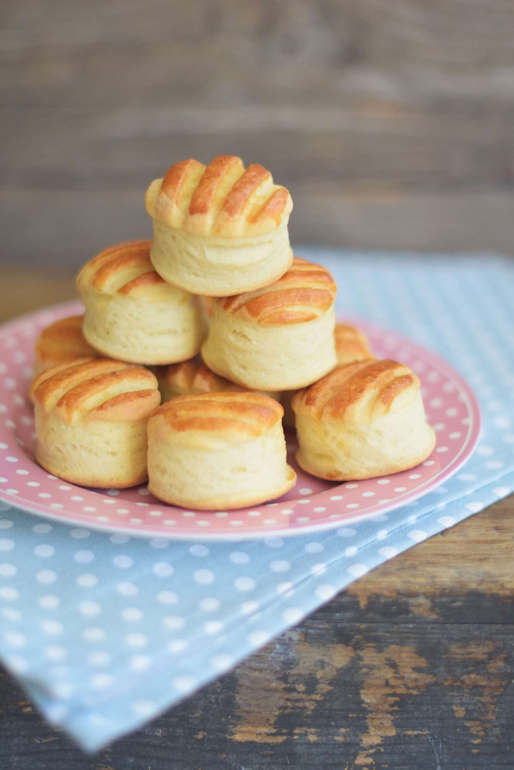 Hajtogatott vajas pogácsa recept a Rupáner konyhából – házias, puha és réteges finomság, a klasszikus kedvenc újragondolva, egyszerűen elkészítve.