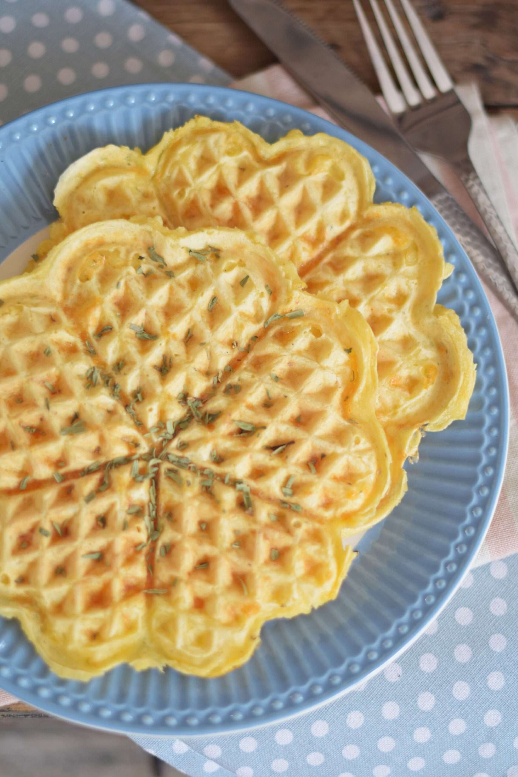 Villámgyors krumplis sajtos gofri recept, ami kívül roppanós, belül puha. Laktató, egyszerű és ellenállhatatlan a Rupáner konyhából – próbáld ki frissen sütve!
