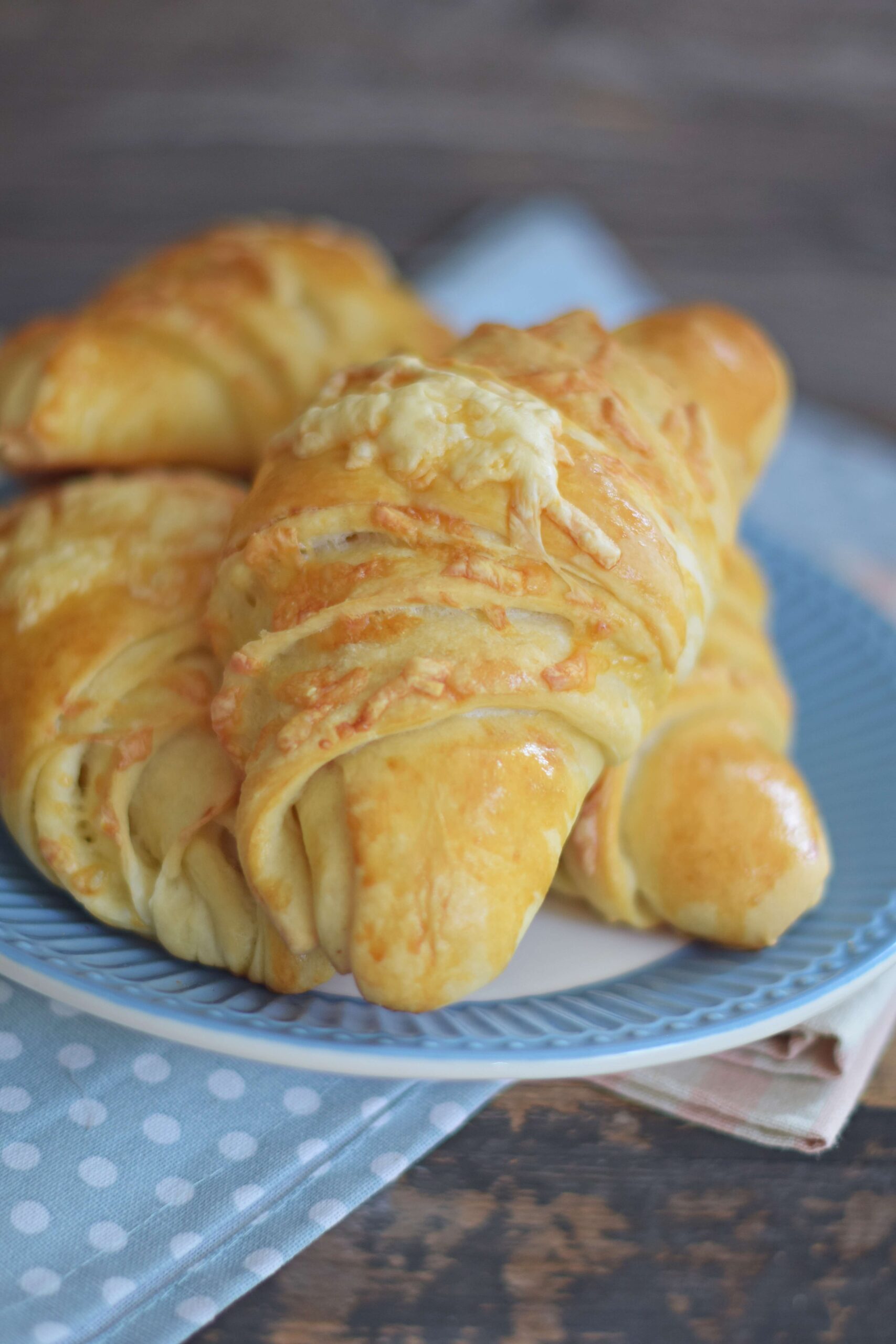 Giga házi sajtos kifli recept pizzatésztából, croissant stílusban. Puha, réteges és sajtos péksüti a Rupáner konyhából, amit imádni fog a család!