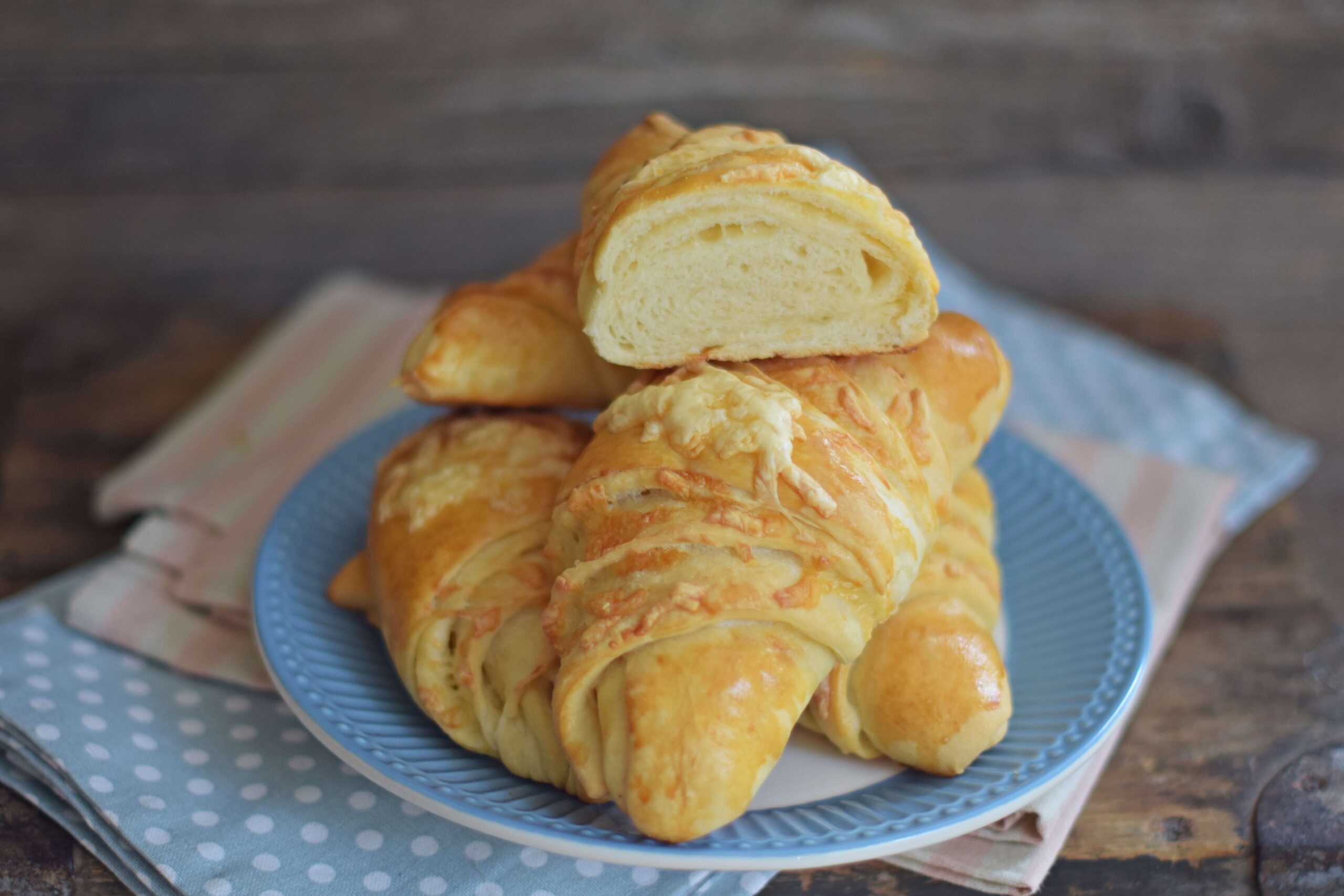 Giga házi sajtos kifli recept pizzatésztából, croissant stílusban. Puha, réteges és sajtos péksüti a Rupáner konyhából, amit imádni fog a család!