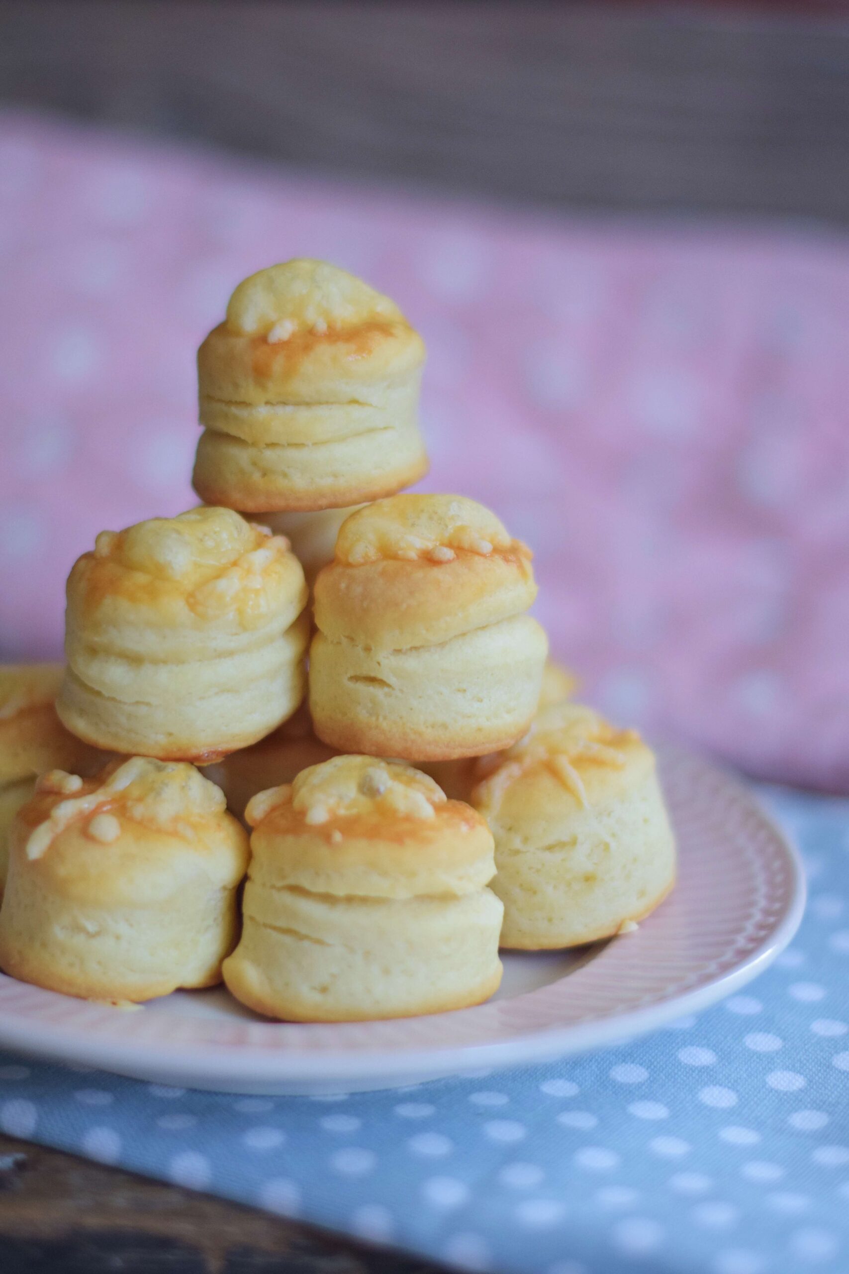 Omlós sajtos pogácsa tejföllel – aranybarna, puha, egyszerű recept a Rupáner konyhából amit mindenki imádni fog. Kezdőknek is tökéletes választás!