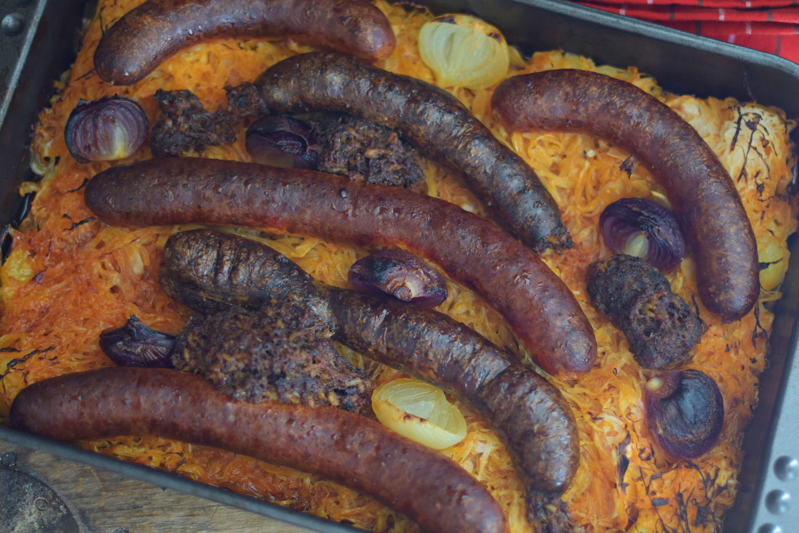 Egyszerű, kiadós és igazi magyaros fogás a Rupáner konyhából: tepsis disznótoros hurkával, kolbásszal, savanyú káposztával és krumplival, lépésről lépésre!