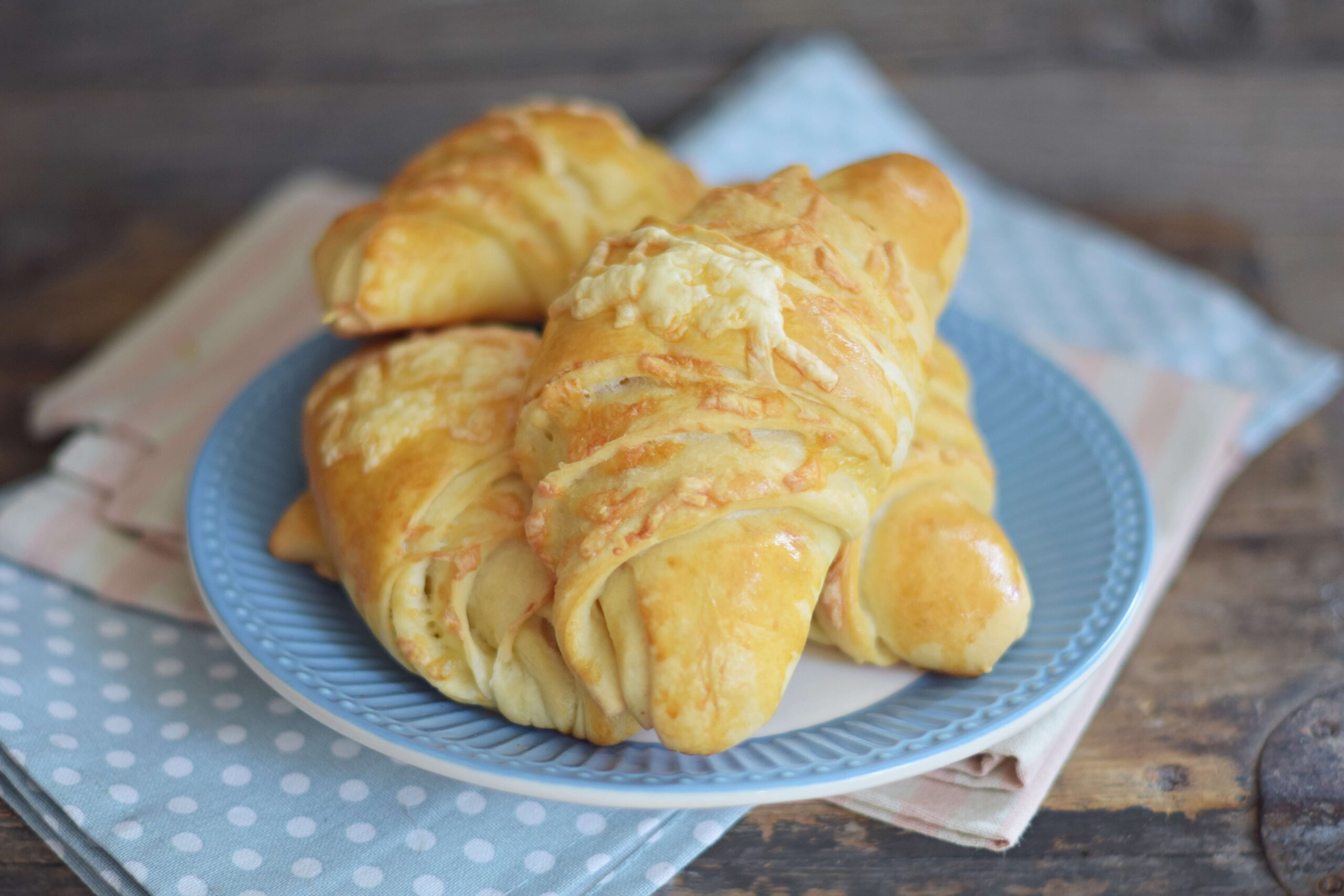 Giga házi sajtos kifli recept pizzatésztából, croissant stílusban. Puha, réteges és sajtos péksüti a Rupáner konyhából, amit imádni fog a család!