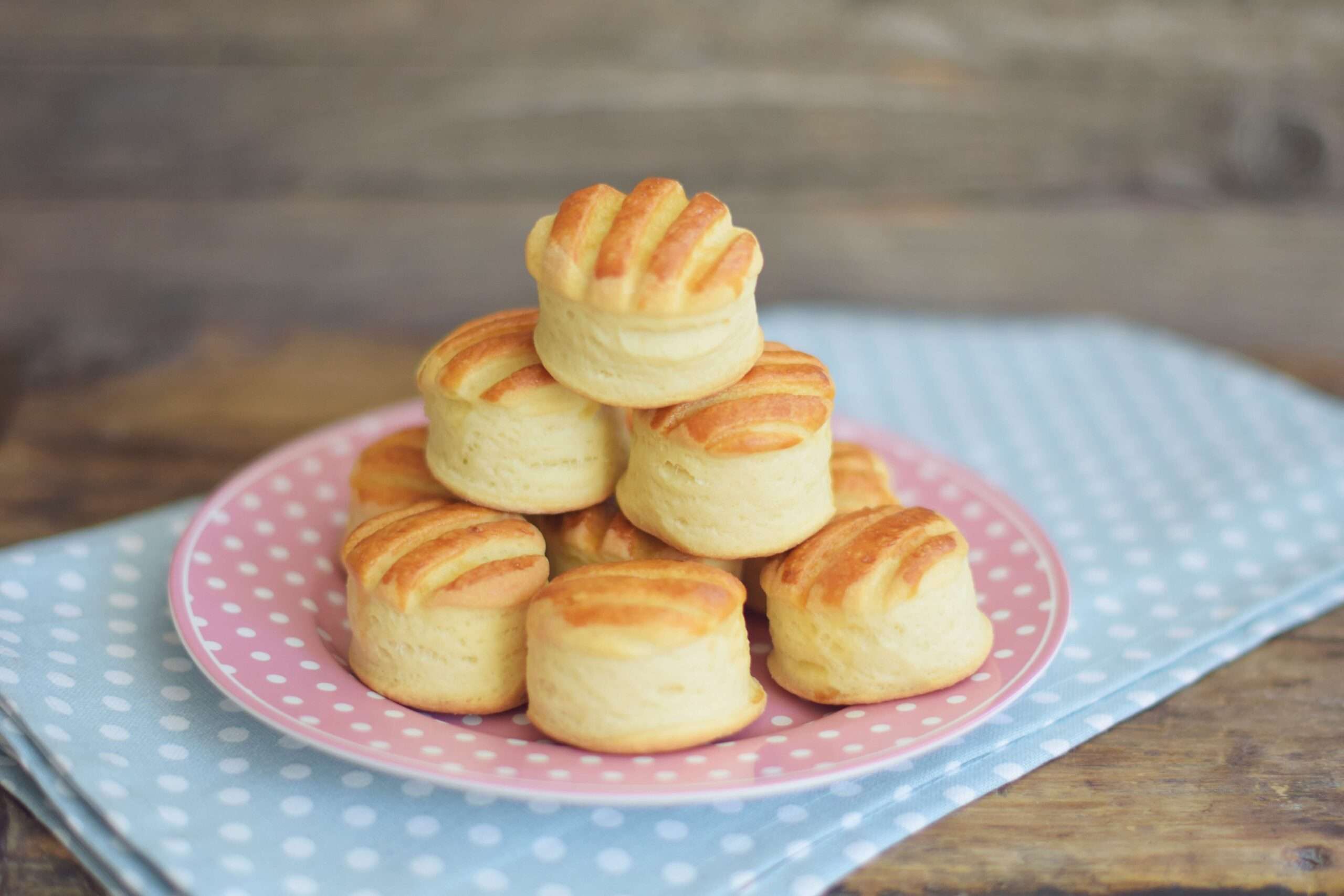 Hajtogatott vajas pogácsa recept a Rupáner konyhából – házias, puha és réteges finomság, a klasszikus kedvenc újragondolva, egyszerűen elkészítve.