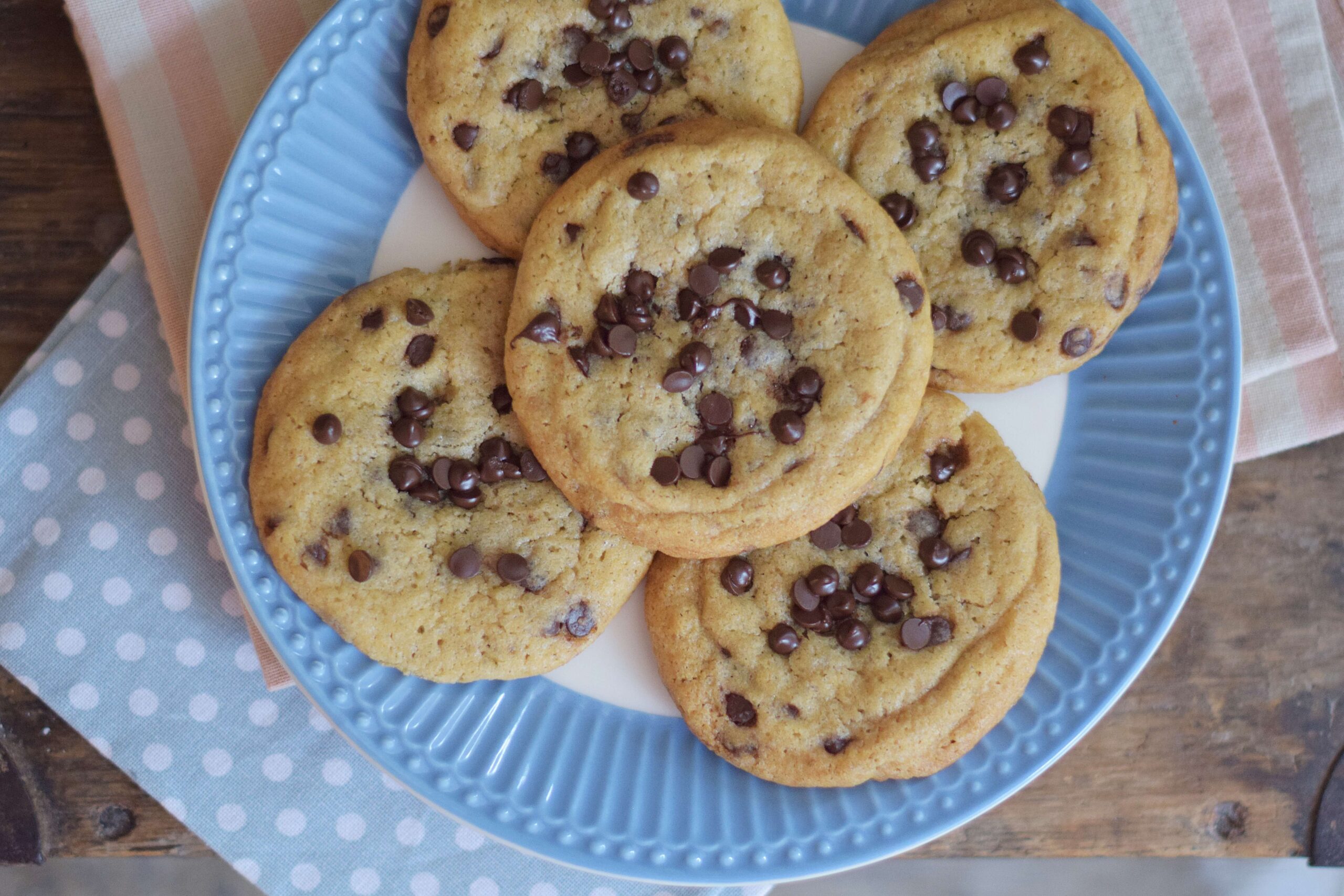 Csokis cookie a Rupáner konyhából: puha belül, roppanós kívül. Felfedjük az igazi chewy állag titkát, hogy otthon is tökéletes csokis cookie készüljön!