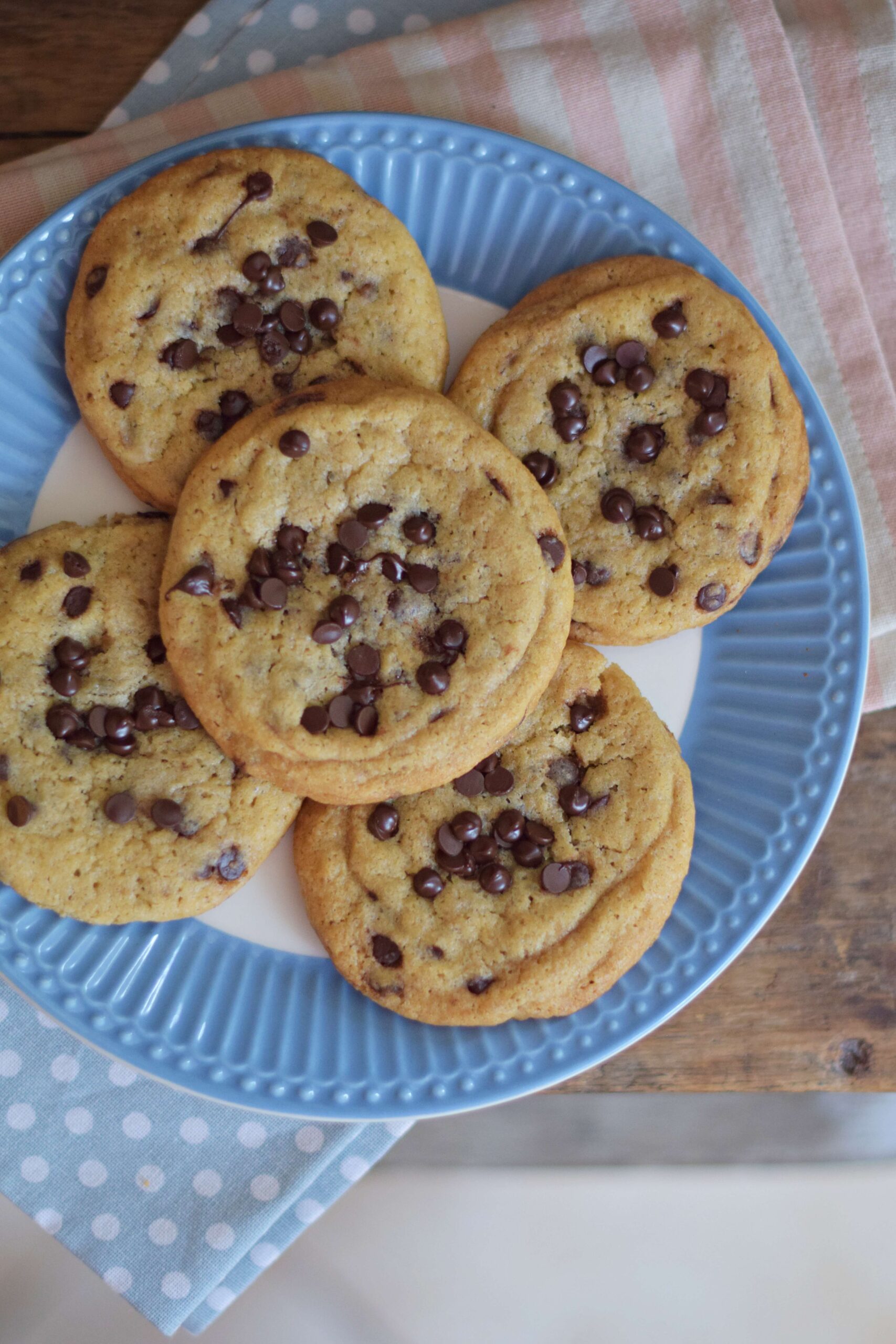 Csokis cookie a Rupáner konyhából: puha belül, roppanós kívül. Felfedjük az igazi chewy állag titkát, hogy otthon is tökéletes csokis cookie készüljön!