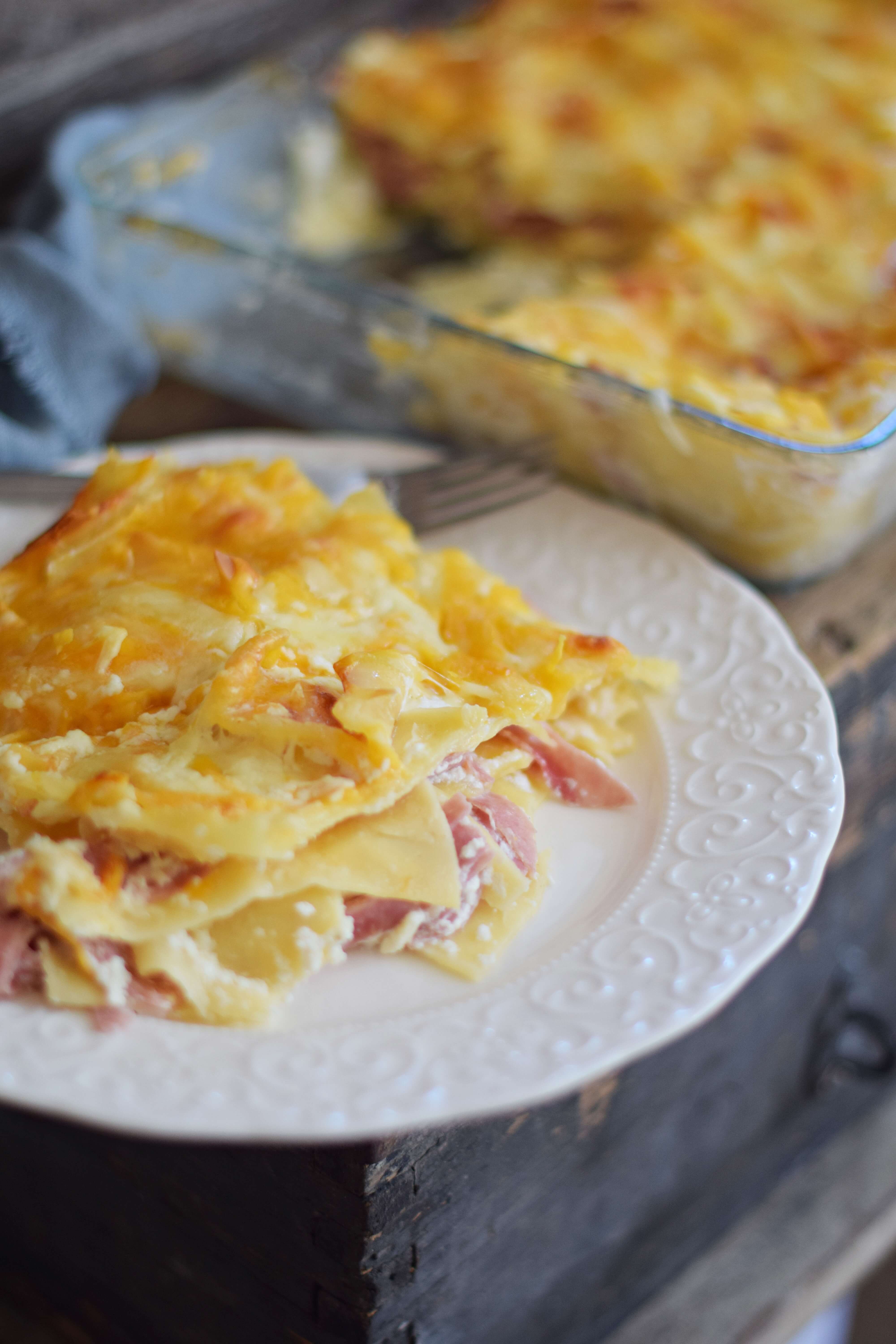 Sonkás-sajtos csusza recept a Rupáner konyhából, tepsiben sütve, előfőzés nélkül